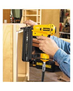 DWTD51238K image(1) - DeWalt BRAD NAILER KIT
